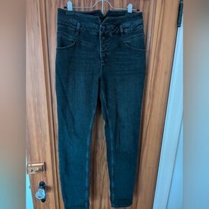 High-Waisted Pantamo Black Jeans Size 29